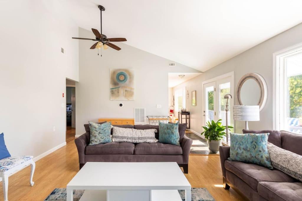 Villa Unique Retreat With Private Patio, 4 King Beds And Bbq Groton Exterior foto