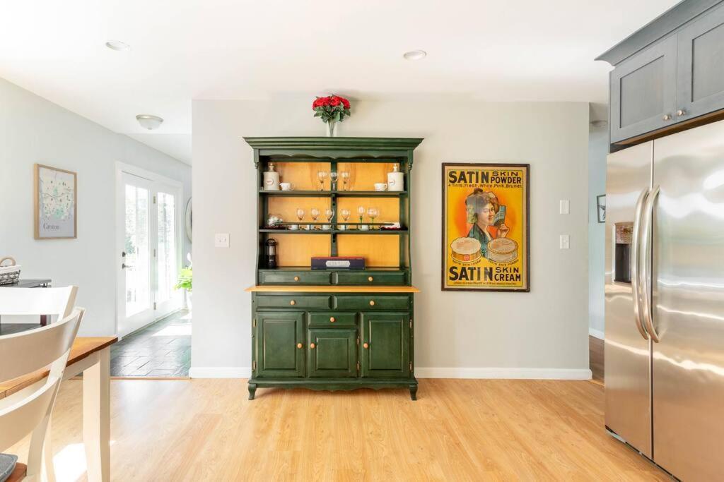 Villa Unique Retreat With Private Patio, 4 King Beds And Bbq Groton Exterior foto